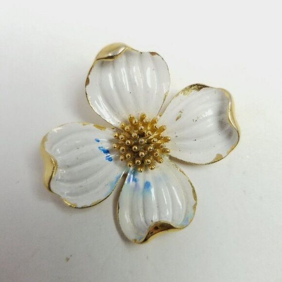 Vintage Crown Trifari White Enamel and Gold Tone Flower Brooch, Signed Stained - Picture 8 of 8